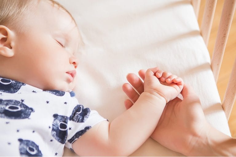 Read more about the article How to Transition Your Baby From Swaddle Safely